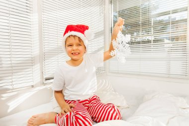 Çocuk Noel Baba kostüm yatakta hayal