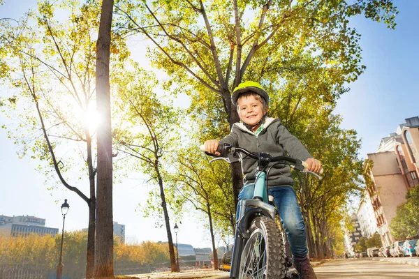 Kleine jongen rijden fiets in het park — Stockfoto
