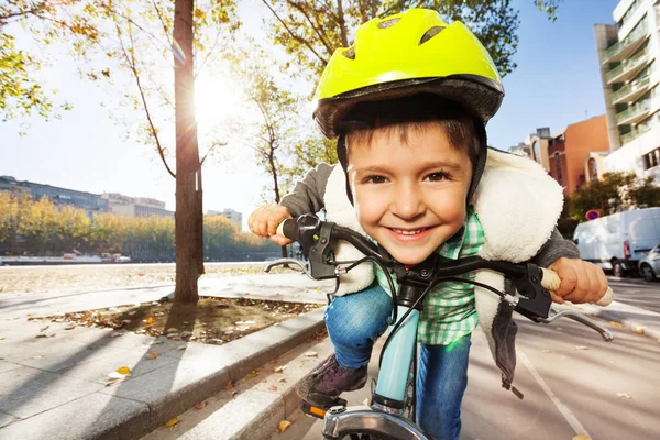 Petit garçon à vélo au parc — Photo