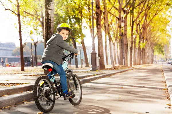 Bambino in sella alla bicicletta al parco — Foto Stock