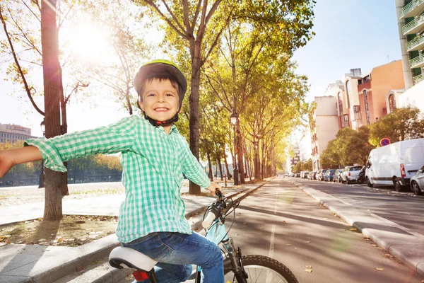 Malý chlapec jízdní kolo v parku — Stock fotografie
