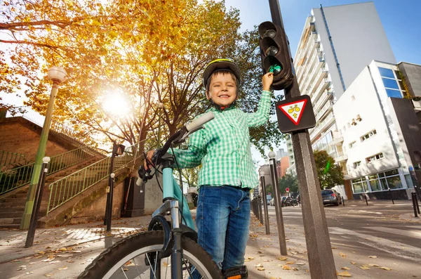 Bambino in sella alla bicicletta al parco — Foto Stock