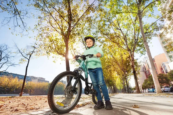 Маленький мальчик катается на велосипеде в парке — стоковое фото
