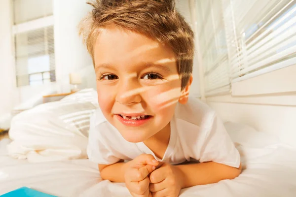 Bambino che riposa a letto al mattino — Foto Stock