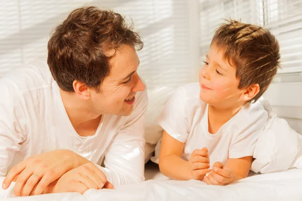Молодой папа с сыном улыбается — стоковое фото
