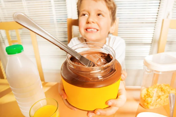 Хлопчик тримає банку з розлогістю шоколаду — стокове фото