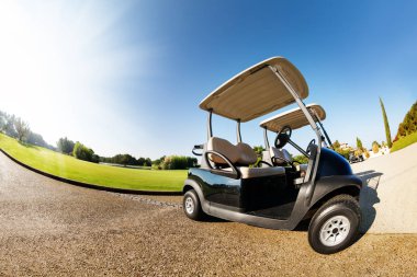 Golf arabaları araba parkında duran