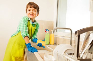 gülümseyen çocuk yıkama yemekleri