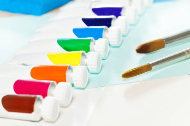 çok renkli boyalar tüpler