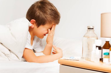 Ağlayan çocuk çocuk hastanede döşeme