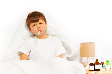 Yatakta döşeme üzgün çocuk çocuk 