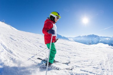 kar maskesi çocukta kayakçı