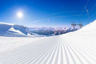 karla kaplı dağ yamacı