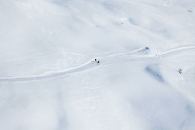 dağların yamaçlarında eğrileri