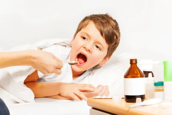 Niño enfermo tomando medicinas —  Fotos de Stock