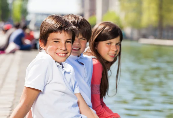 Kinderen zitten op de dijk — Stockfoto