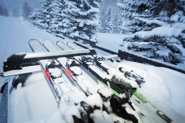 Voiture avec skis sur rails de toit — Photo