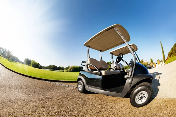 Golfkarretjes permanent op parkeerplaats — Stockfoto