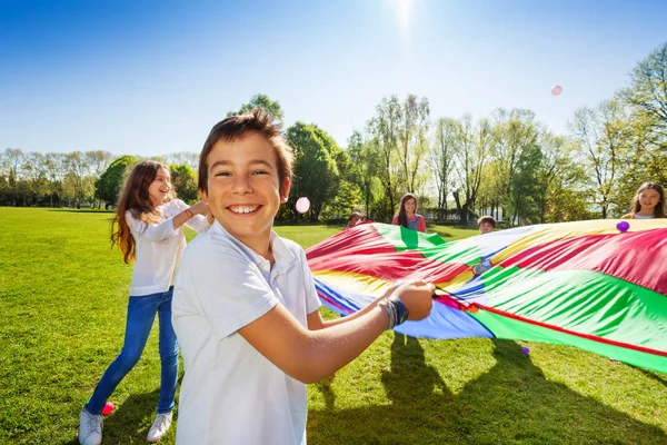 Groep van gelukkige jonge geitjes — Stockfoto