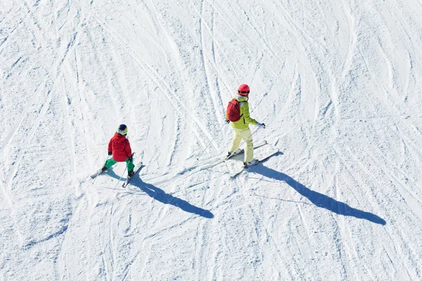 Chłopiec, Nauka jazdy na nartach z instruktorem — Zdjęcie stockowe