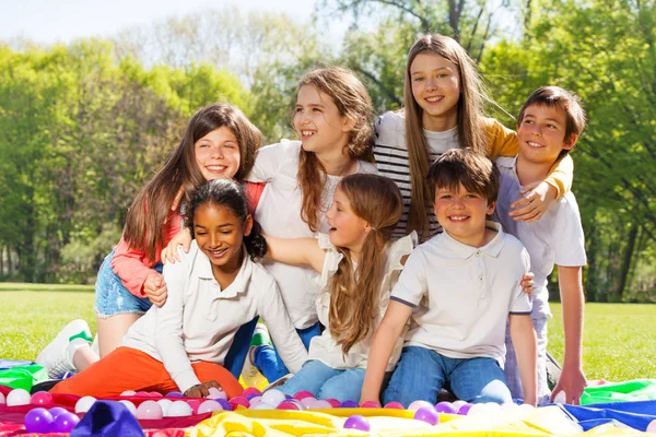 Niños felices divirtiéndose en el parque — Foto de Stock