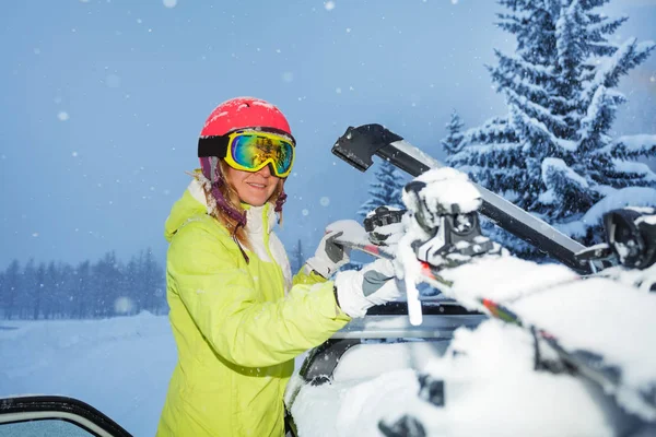 Skiër bevestiging Ski's aan dakrails — Stockfoto