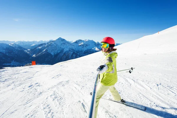 Güneşli bir gün, kadın kayakçı — Stok fotoğraf