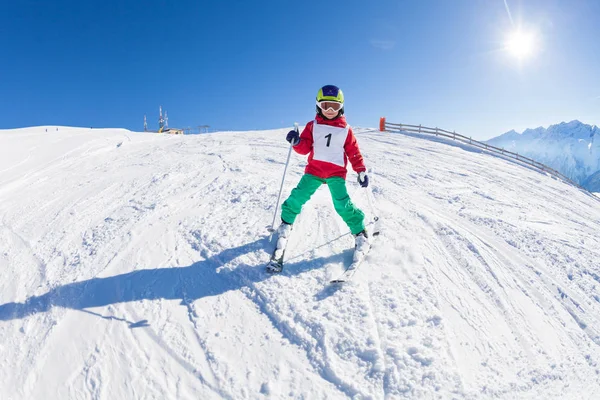 Skidåkare pojke i ski mask — Stockfoto