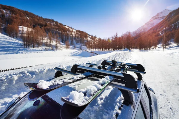 Auto mit Skiern auf Dachreling — Stockfoto