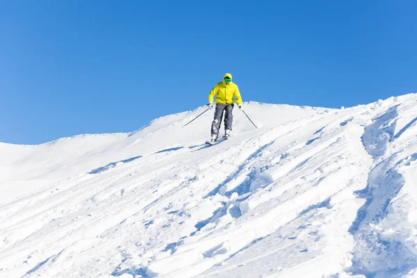 Skifahrer prallt gegen Hang — Stockfoto