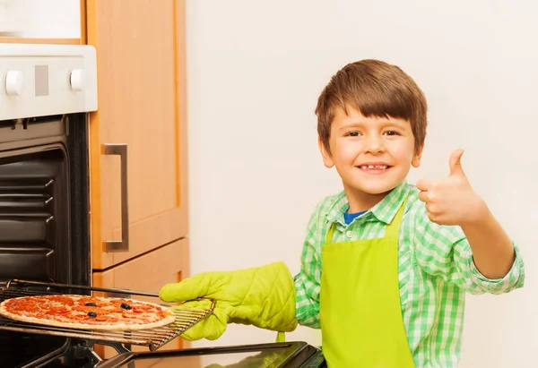 Menino feliz cozido pizza caseira — Fotografia de Stock
