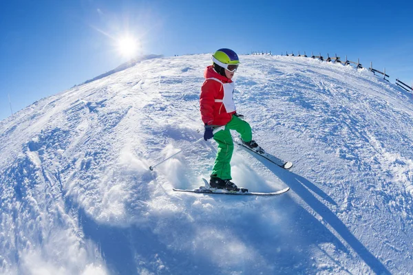 Chłopiec narciarz w górach — Zdjęcie stockowe