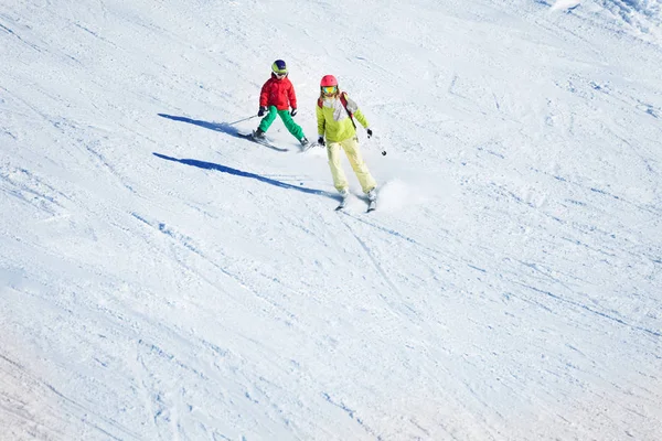 Jongen leren skiën met instructeur — Stockfoto