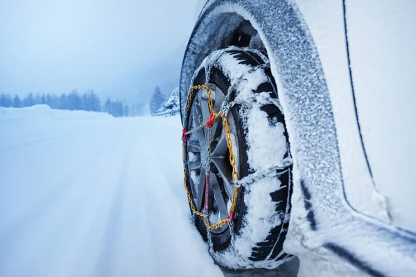 Automobile wheel with ice chains — Stock Photo, Image