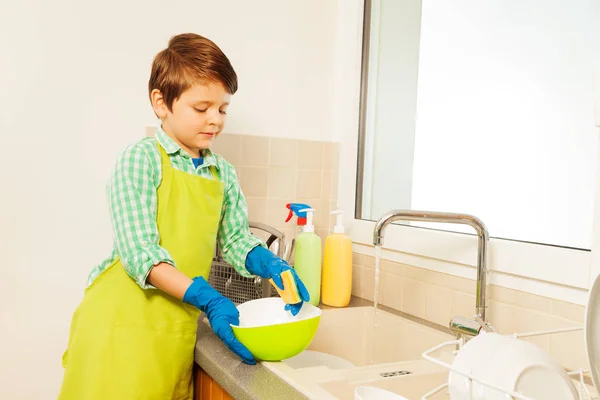 Хлопчик мити посуд — стокове фото