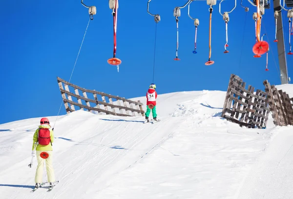 Familjen lyft på knapplift — Stockfoto