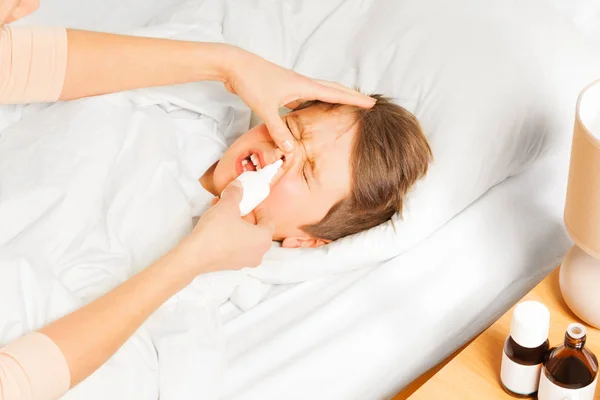 Mother dropping drops to sick son — Stock Photo, Image