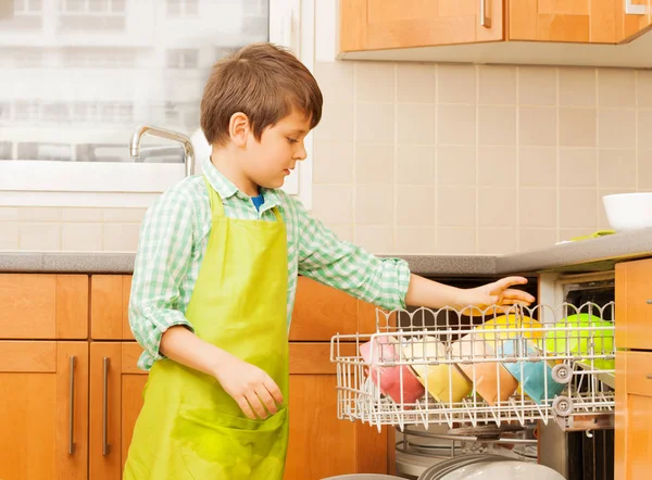 Niño cerca de lavavajillas en la cocina — Foto de Stock