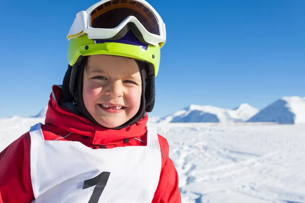 Mutlu küçük kayakçı çocuk — Stok fotoğraf