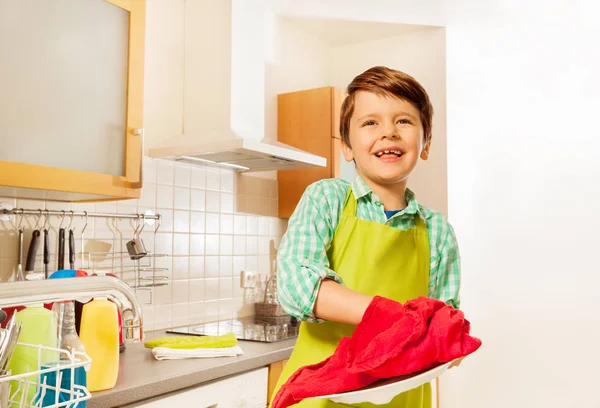 キッチンで食器洗い機の近くに少年 — ストック写真