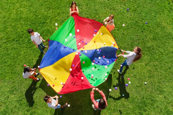 Kinder mit buntem Fallschirm — Stockfoto