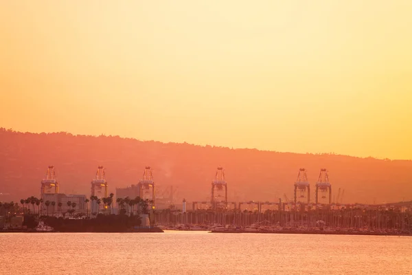 Port s jeřáby při západu slunce — Stock fotografie