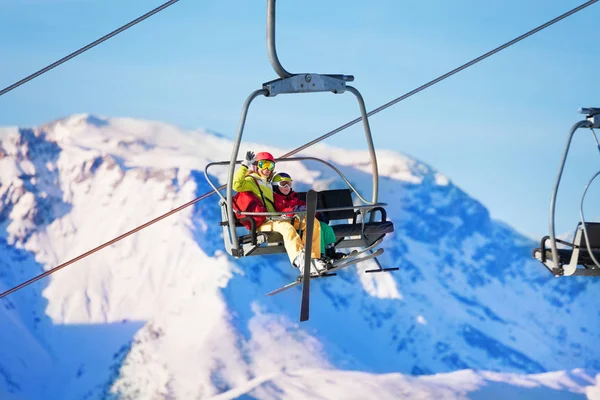 Kvinna och son lyft på chairlift — Stockfoto