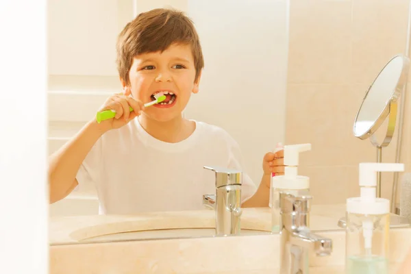 Ragazzo in specchio durante spazzolatura dei denti — Foto Stock