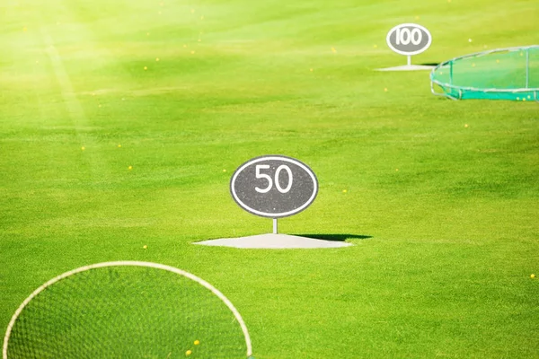 Terrain de golf avec des panneaux de cour — Photo