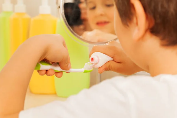 Ragazzo in specchio durante spazzolatura dei denti — Foto Stock