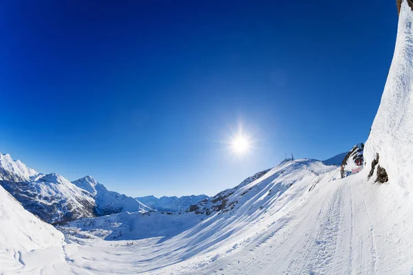 Schneebedeckte Berge im Winter — Stockfoto