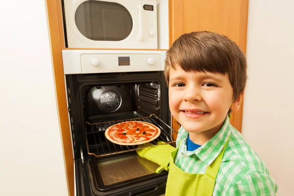 Chico al horno pizza casera — Foto de Stock