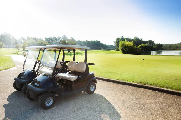 Carros de golf de pie en el aparcamiento — Foto de Stock