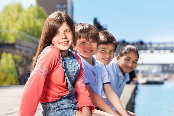 Kinderen zitten op de dijk — Stockfoto